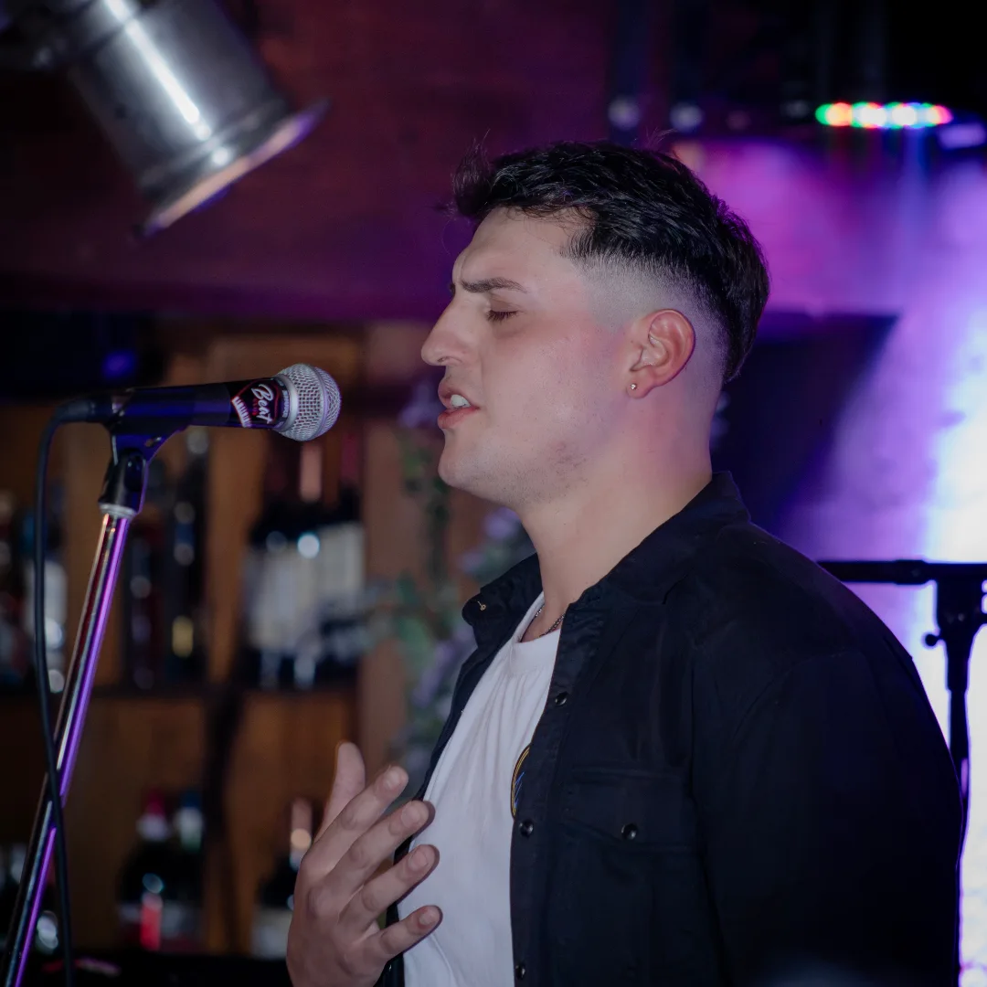 Cantante liberando sus emociones en clases de técnica vocal